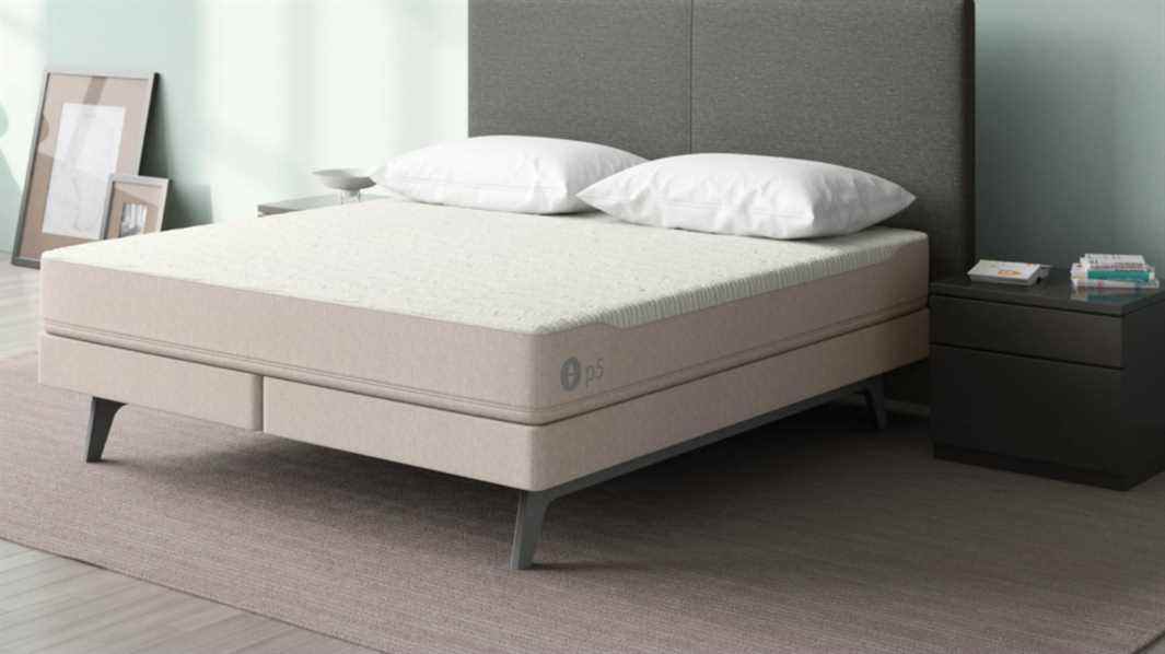 L'image montre le lit intelligent Sleep Number 360 p5 avec une tête de lit en tissu gris