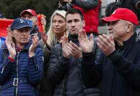 Maman Dijana Djokovic (à gauche), son frère Djordje Djokovic et papa Srdjan Djokovic assistent à un rassemblement devant l'Assemblée nationale de Serbie à Belgrade, en Serbie.