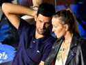 Le joueur de tennis serbe Novak Djokovic, à gauche, s'entretient avec sa femme Jelena lors d'un match à l'Adria Tour à Belgrade le 14 juin 2020. 