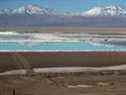 Des flaques de saumure provenant d'une mine de lithium appartenant à la société américaine Albemarle Corp, sur la saline d'Atacama dans le désert d'Atacama, au Chili.