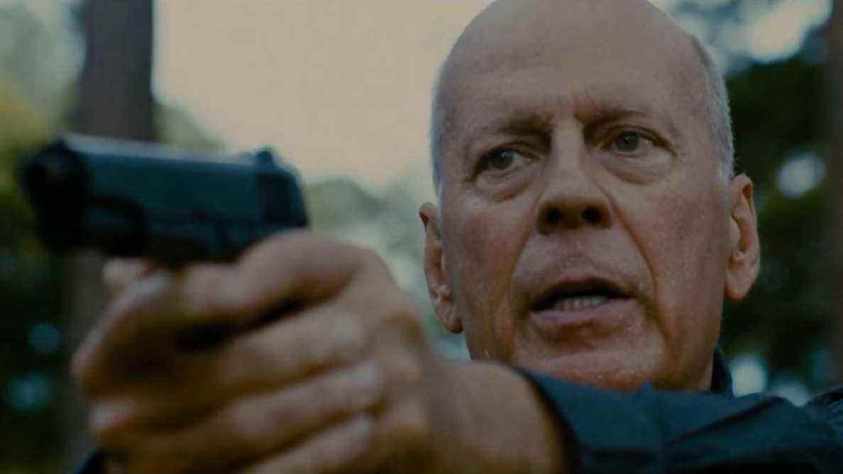 Bruce Willis tenant un pistolet dans American Siege.