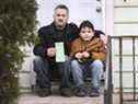 Mounin Yacoub est montré avec son fils Fauzi, 7 ans, le mardi 7 décembre 2021 à son domicile de Windsor avec une amende de 6 255 $ qu'il a reçue lorsqu'il a traversé la frontière pour rentrer au Canada avec le mauvais test COVID-19.