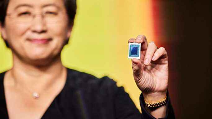 Lisa Su, PDG d'AMD, tenant un processeur mobile AMD Ryzen 6000.