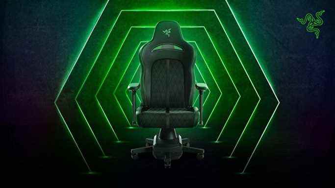 La chaise de jeu Razer Enki Pro HyperSense sur un fond vert et noir CG.