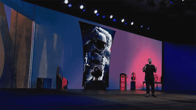 Le moniteur Samsung Odyssey Ark est présenté sur scène lors d'un événement Samsung CES 2022.