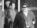Pat Musitano (à droite), abattu le 10 juillet 2020, et son défunt frère Angelo (à gauche) quittent le tribunal de Hamilton en janvier 1998.