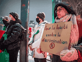 Des gens manifestent à Montréal le 15 décembre 2021 en soutien à Fatemeh Anvari, une enseignante portant le hijab qui a été démis de ses fonctions en raison de la loi québécoise sur la laïcité.