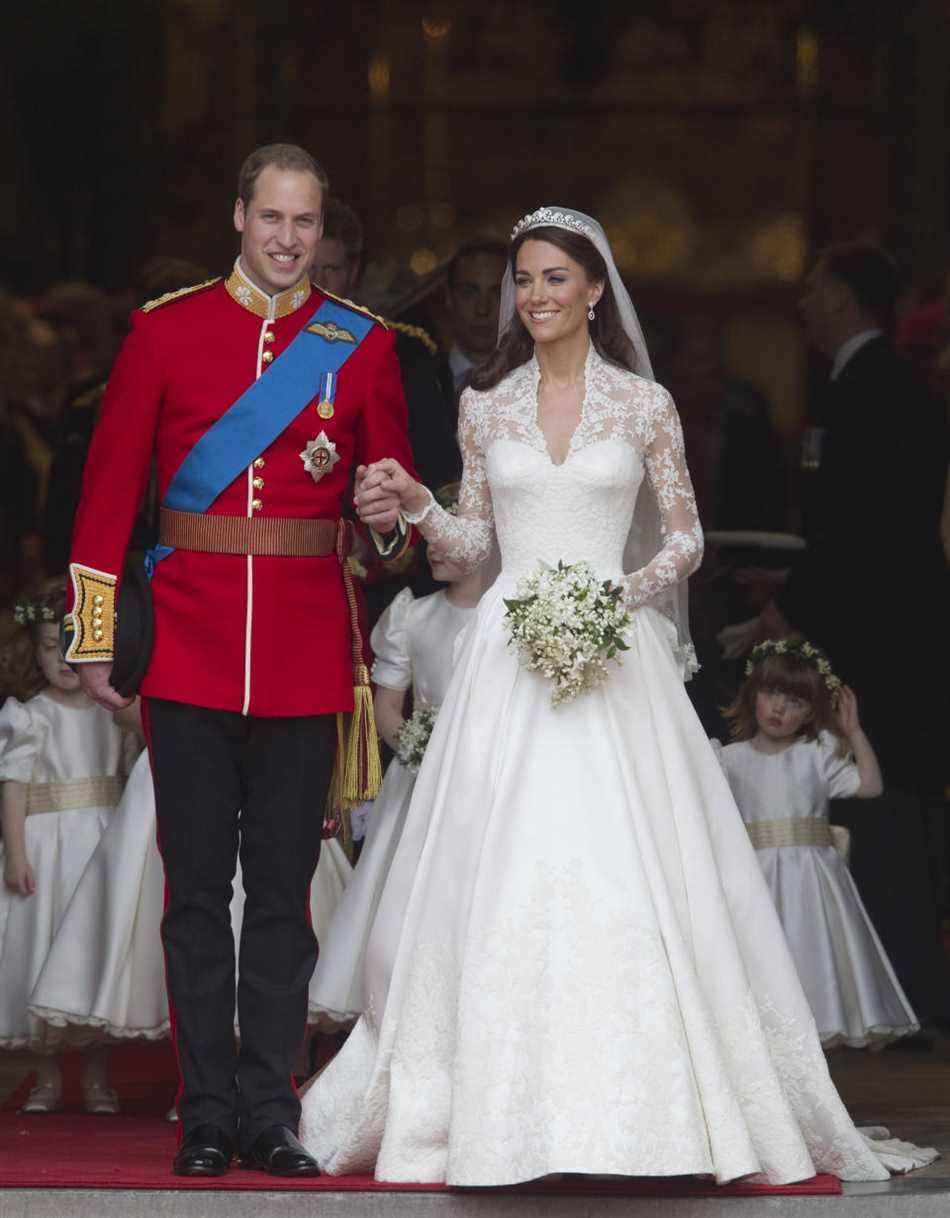Le prince William et Kate Middleton quittent l'abbaye de Westminster après leur mariage royal le 29 avril 2011 à Londres, en Angleterre.  (Anwar Hussein/Getty Images)