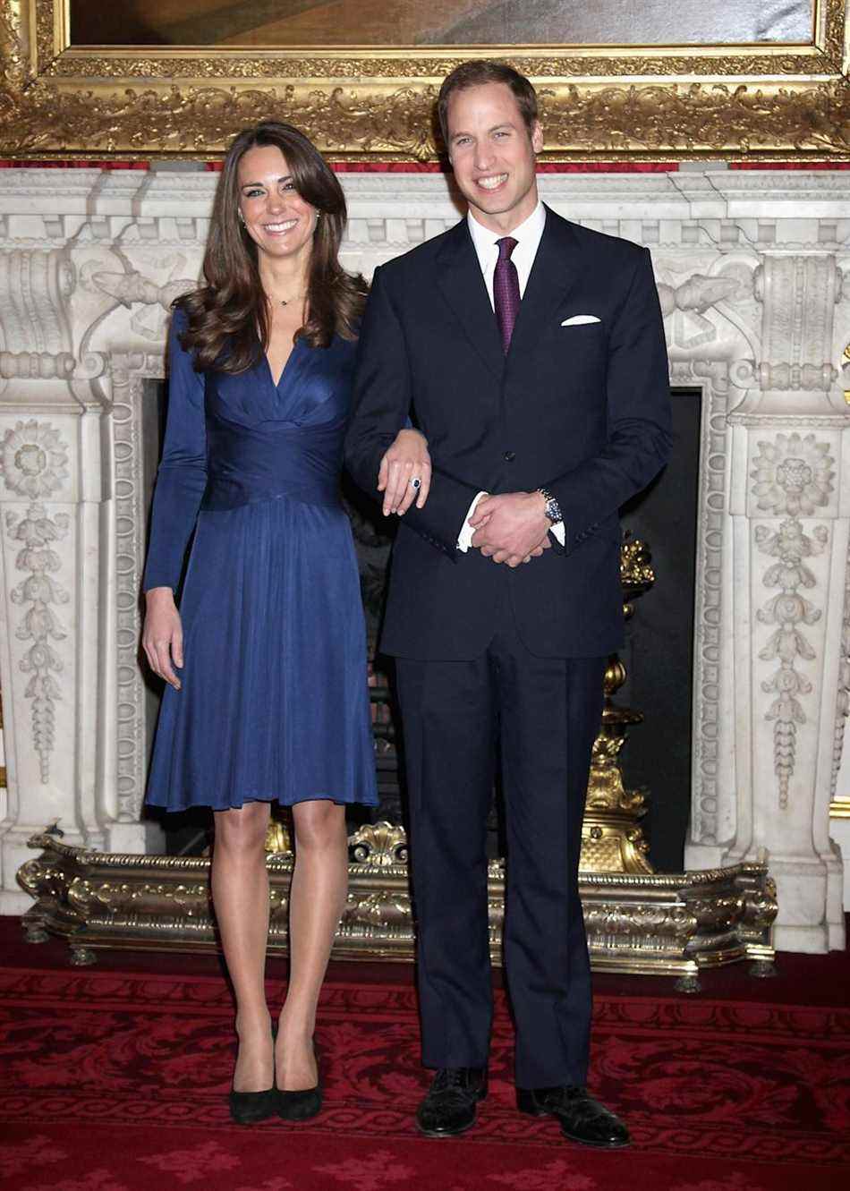 Kate Middleton, comme on l'appelait alors, et le prince William posent pour des photos à l'occasion de leurs fiançailles le 16 novembre 2010. (Getty Images)