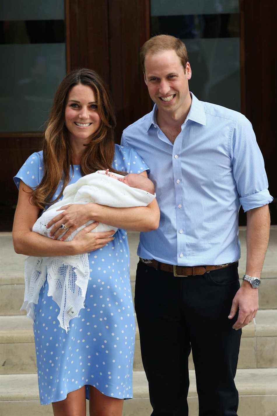 Le duc et la duchesse de Cambridge quittent l'aile Lindo avec leur premier enfant, le prince George, le 23 juillet 2013. (Getty Images)