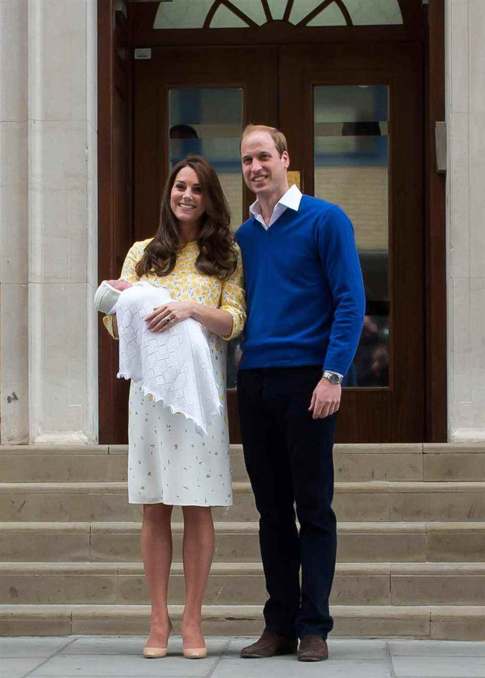 Le duc et la duchesse de Cambridge photographiés à l'extérieur de l'aile Lindo avec leur deuxième enfant, la princesse Charlotte, le 2 mai 2015. (Getty Images)