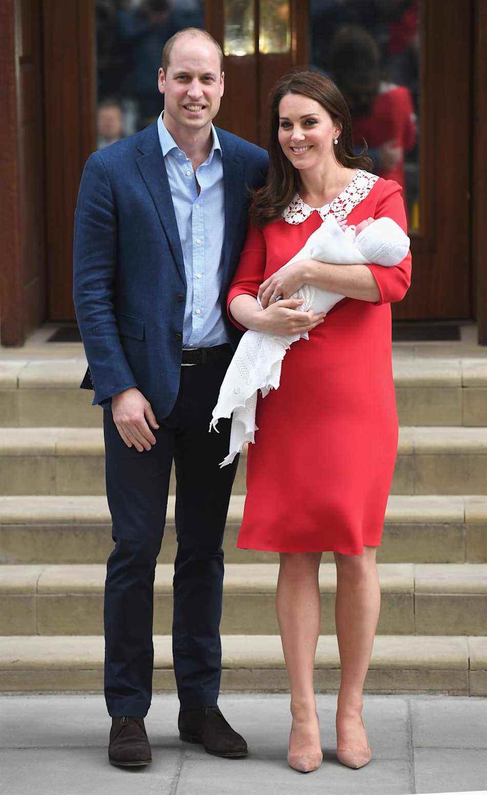 Le duc et la duchesse de Cambridge photographiés à l'extérieur de l'aile Lindo avec leur troisième enfant, le prince Louis, le 23 avril 2018. (Getty Images) 