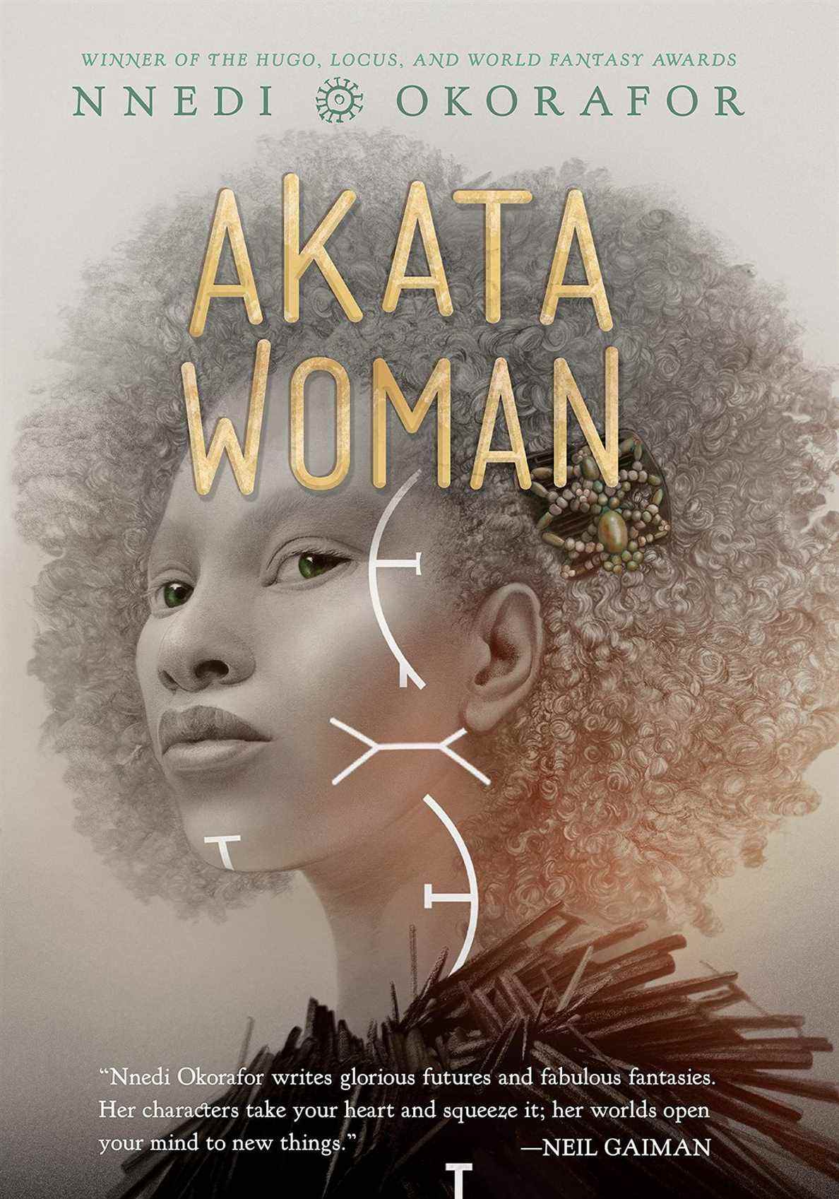 La couverture d'Akata Woman montrant le demi-profil d'une femme avec un afro, illustrée en niveaux de gris