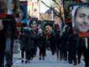 Sur cette photo d'archive prise le 8 janvier 2021, des personnes brandissent des pancartes avec des images des victimes du vol PS752 d'Ukraine International Airlines abattu près de Téhéran par les Gardiens de la révolution iraniens, alors que la famille et les amis se rassemblent pour participer à une marche vers marquer le premier anniversaire, à Toronto, Ontario, Canada