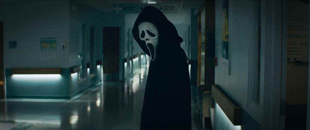 Ghostface regardant dans un couloir dans Scream 2022