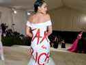 Alexandria Ocasio-Cortez assiste au Met Gala le 13 septembre 2021 vêtue d'une robe blanche avec les mots 
