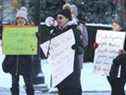 Brownen Alsop, un éducateur de la petite enfance avec deux enfants, faisait partie d'un petit groupe de parents qui manifestaient devant l'Assemblée législative de l'Ontario le lundi 3 janvier 2022. 