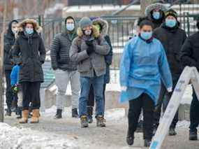 Les gens font la queue sur un site de test et de vaccination COVID-19 à Montréal, le mercredi 29 décembre 2021, alors que la pandémie de COVID-19 se poursuit au Canada