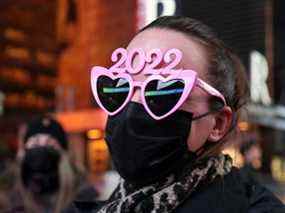 personne porte des lunettes 2022 avant les célébrations du Nouvel An à Times Square à New York.