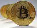 PHOTO DE FICHIER: Une représentation de la crypto-monnaie virtuelle Bitcoin est visible sur cette illustration photo prise le 19 octobre 2021. REUTERS/Edgar Su/File Photo