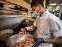 Le chef cuisinier du Grazie Ristorante, Janrikk Millan, a dû proposer des idées innovantes pour lutter contre une pénurie de main-d'œuvre sans précédent.