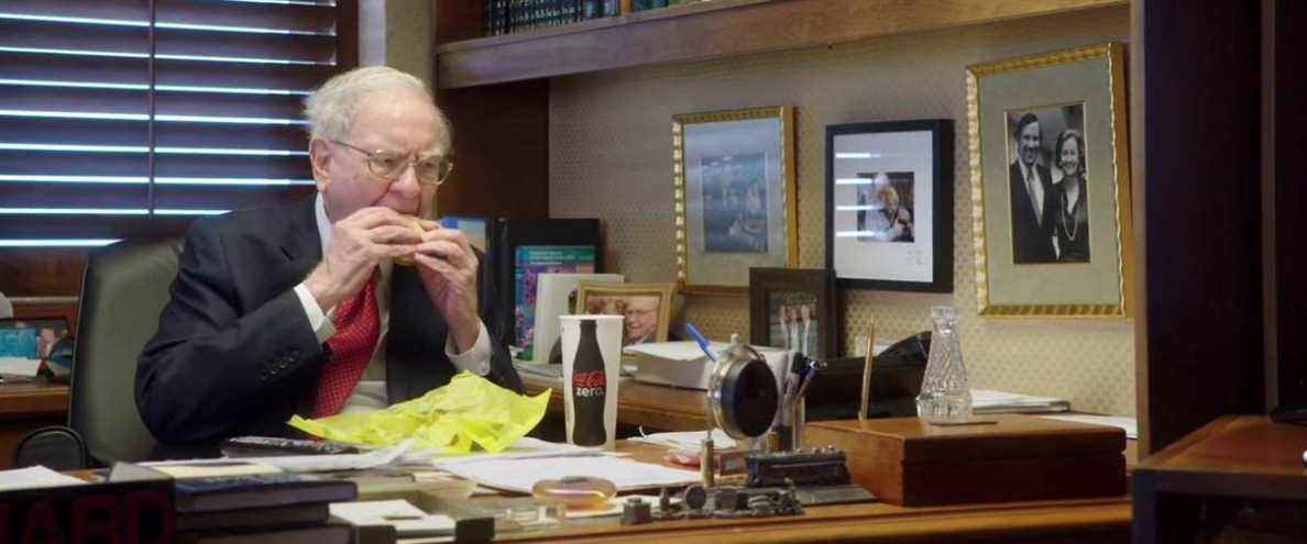 Warren Buffett mange un hamburger
