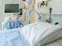 DOSSIER : Un ventilateur se trouve à côté d'un lit dans l'unité régionale de soins intensifs de l'hôpital général de Belleville.