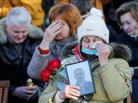 Des proches réagissent lors d'une cérémonie commémorative marquant le deuxième anniversaire de l'écrasement du vol PS752 d'Ukraine International Airlines dans l'espace aérien iranien, à Kiev, en Ukraine, le 8 janvier 2022.