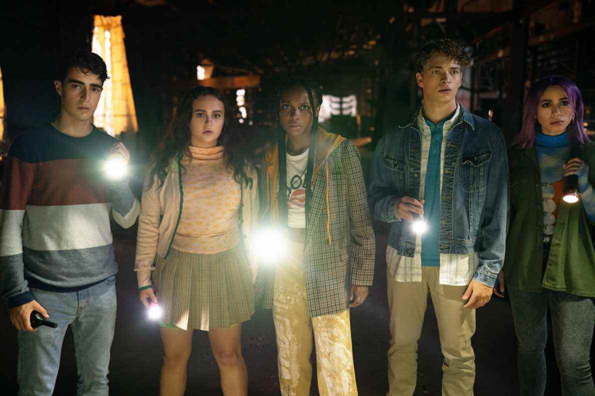 Naomi et son gang de résolveurs de mystères Scooby-Doo, tenant des lampes de poche la nuit et ayant l'air effrayés