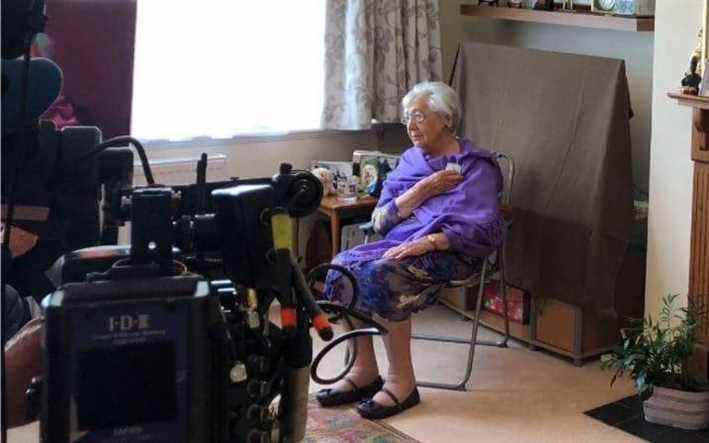 Helen Aronson pendant le tournage de Survivors : Portraits of the Holocaust - Angel Li/BBC Studios