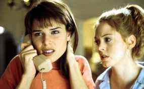Neve Campbell et Rose McGowan dans une scène du Scream original, sorti en 1996.