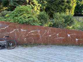 Cette photo montre des graffitis sur le mémorial du Komagata Maru le 22 août 2021, situé à Coal Harbour à Vancouver.