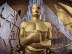 Une statue des Oscars est exposée sur le tapis rouge à la veille de la 92e cérémonie des Oscars au Dolby Theatre à Hollywood, Californie, le 8 février 2020.