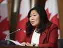 La ministre du Commerce international Mary Ng participe à une conférence de presse à Ottawa, le 21 novembre 2020. 