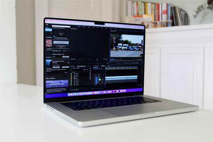 L'écran du Macbook Pro montrant un logiciel de montage vidéo.