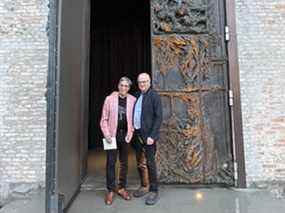 Le Dr Josh Josephson et Howard Levitt se tiennent devant les portes massives en bronze de l'Alchemist de Copenhague.