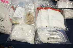 Certaines des drogues exposées lors d'une conférence de presse au quartier général de la police de Winnipeg jeudi matin étaient de la méthamphétamine, du fentanyl, de la cocaïne et de la marihuana saisis lors de l'opération Phoenix.  OFFRE MIKE/PISCINE