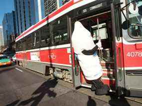 Richard the Durex Condom fait la promotion de la sécurité dans un tramway nommé désir et distribue des échantillons aux passants de Toronto.