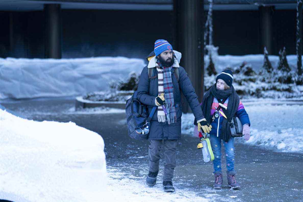 Jeevan et Kirsten (enfant) se tenant la main, marchant dans la neige
