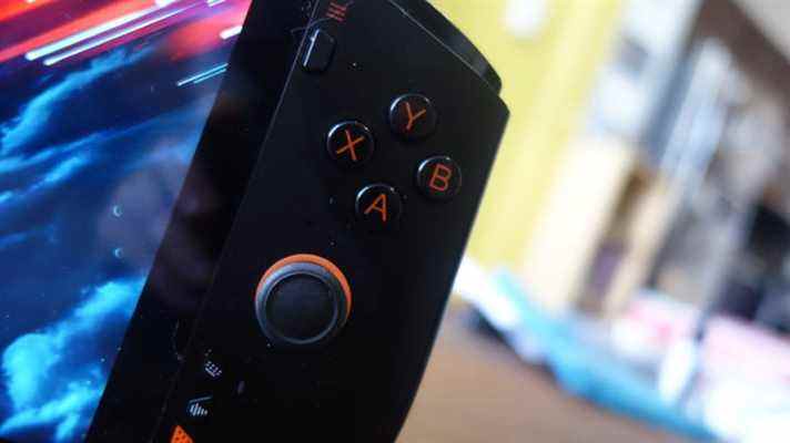 Les boutons ABXY et le joystick d'un Onexplayer Mini.