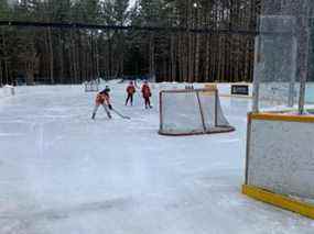 La patinoire de hockey Icelynd Skating Trails, équipée même d'un banc de pénalité.