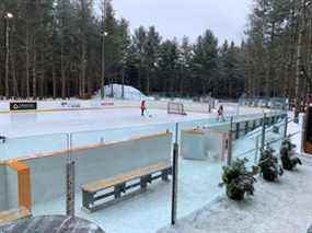La patinoire de hockey Icelynd Skating Trails, équipée même d'un banc de pénalité.