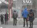 Les clients bravent la neige à l'extérieur de la SAQ du Marché Jean-Talon en 2020.