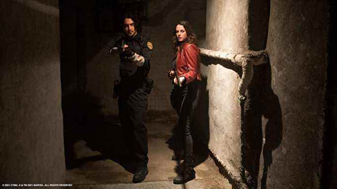 Avan Jogia et Kaya Scodelario dans le rôle de Claire Redfield et Leon S. Kennedy, respectivement, dans le film d'action en direct Resident Evil: Welcome To Raccoon City