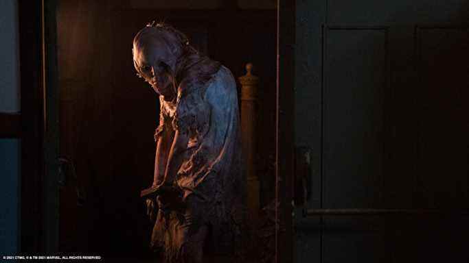 Une capture d'écran de Marina Mazepa dans le rôle de Lisa Trevor, une fille monstre torturée et mutée, dans Resident Evil: Welcome To Raccoon City