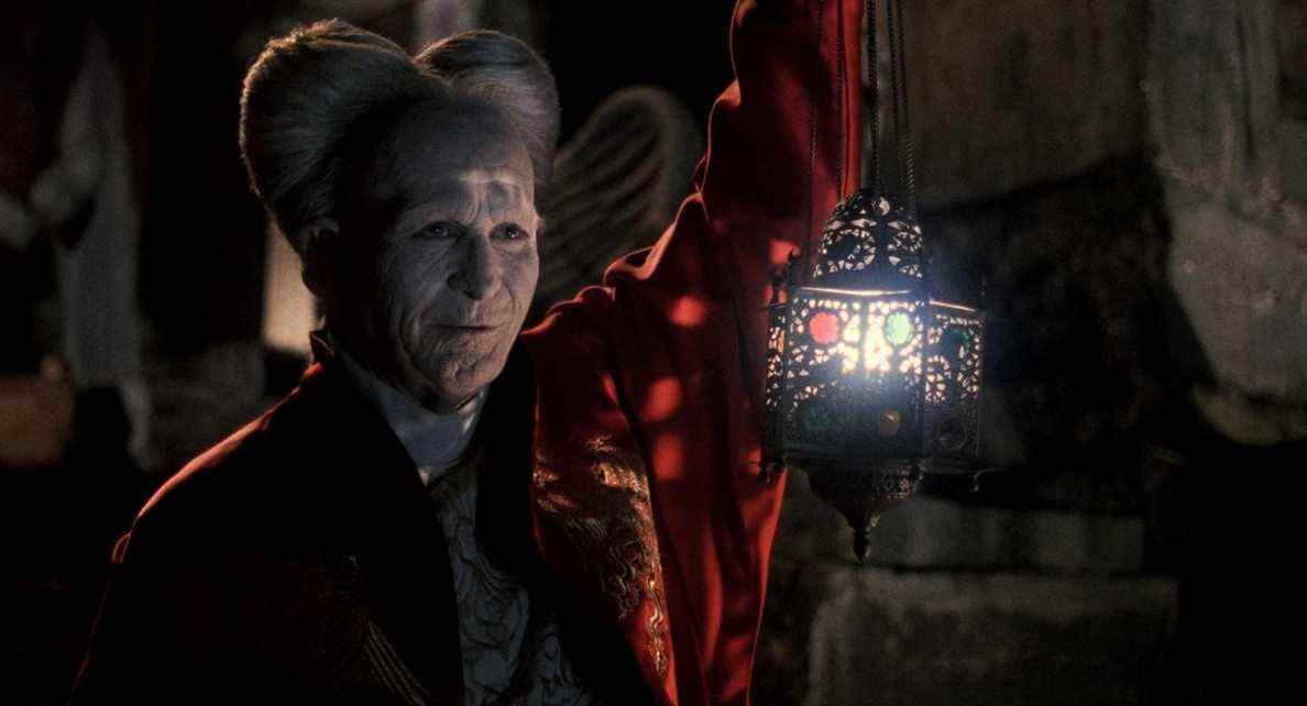 Dracula de Bram Stoker : Dracula (gary oldman) tient une lanterne