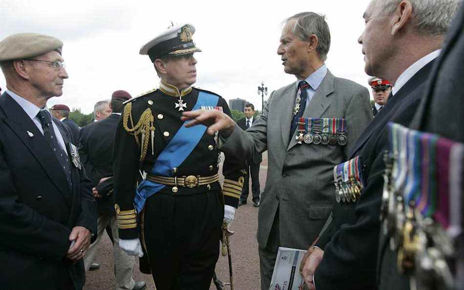 Le prince Andrew est membre de la chapelle commémorative des îles Falklands au Pangbourne College et a servi pendant la guerre en tant que pilote d'hélicoptère de la Royal Navy - ALASTAIR GRANT / PA