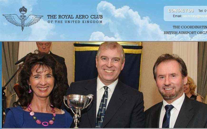 Le Royal Aero Club affichait toujours la photo du duc sur son site Web après qu'il eut été dépouillé de ses patronages royaux