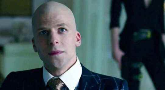 Les photos de Batgirl Set suggèrent que Lex Luthor n'est pas encore vraiment sorti de prison