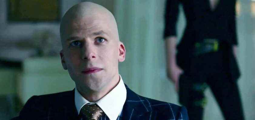 Les photos de Batgirl Set suggèrent que Lex Luthor n'est pas encore vraiment sorti de prison